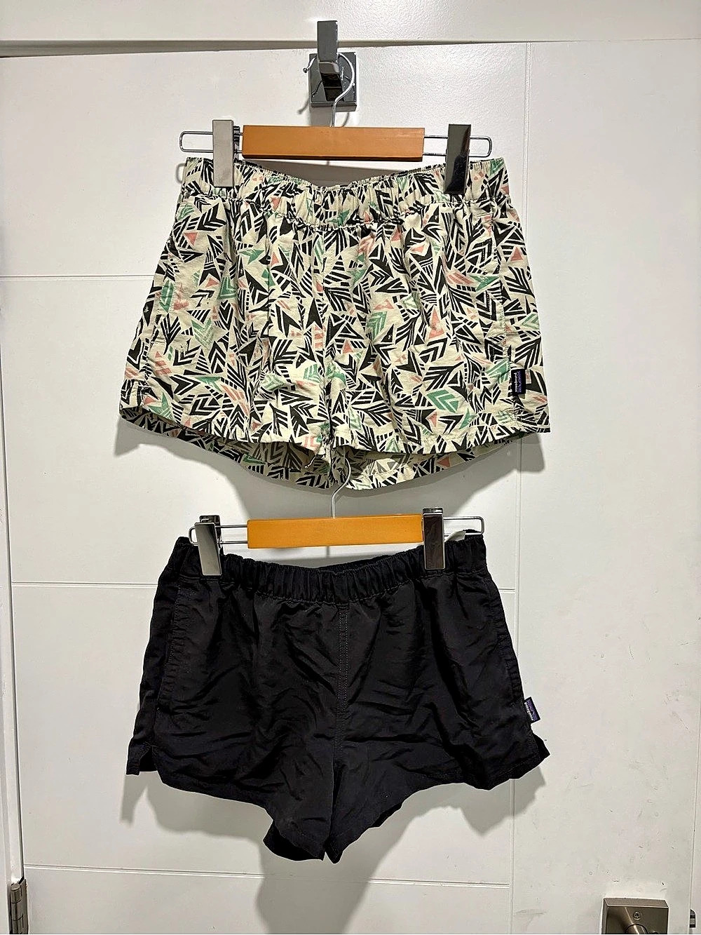 Patagonia Women‘s Barely Baggies Shorts Size Small Black & Green pattern (x2)